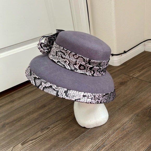 Chic Women\'s Gray and Black Hat